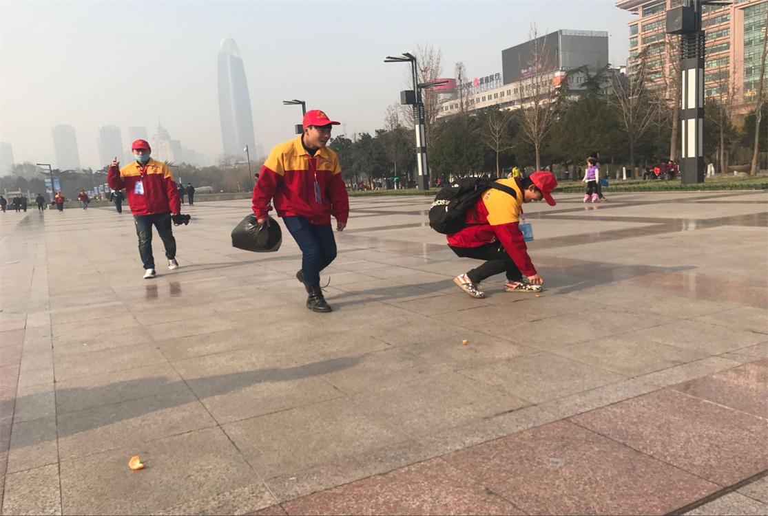 汽修学院志愿者到泉城广场捡垃圾